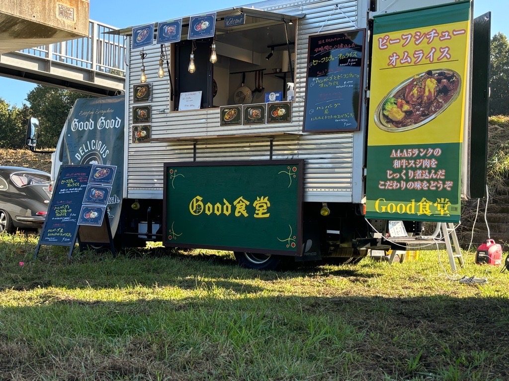 銀皿に乗ったビーフシチューオムライスのアップ。チーズとパセリが彩りを添える