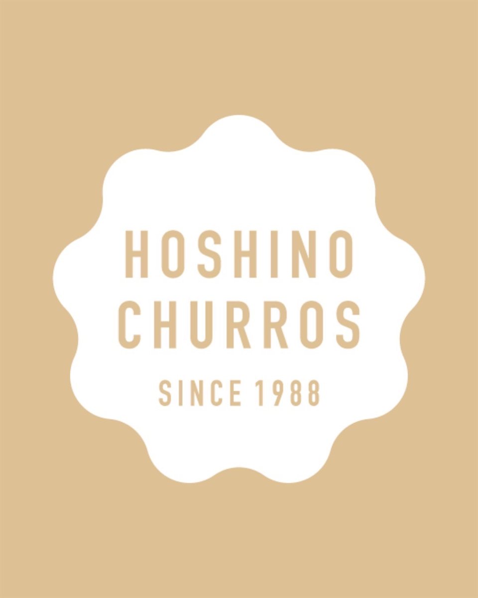 鮮やかピンクの車体に「Since 1988 星のチュロス」の幕がかかる〈HOSHINO CHURROS〉のキッチンカー外観。木に登る男の子・熊・フクロウ・木の精霊が描かれた絵本のような世界観