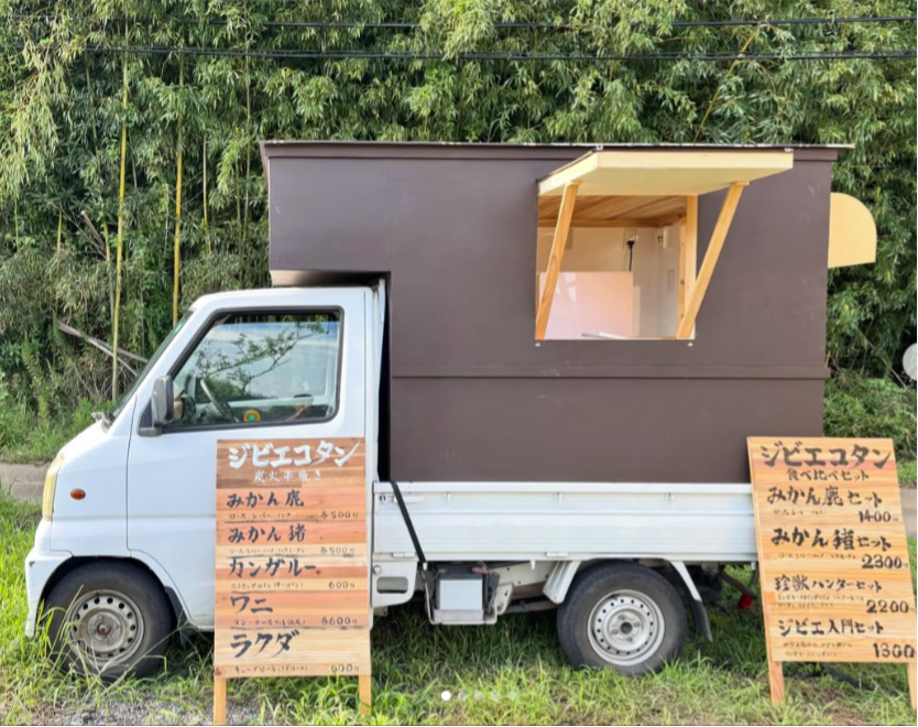 窓を開け、木の庇を立ち上げた状態のジビエコタンのキッチンカー外観