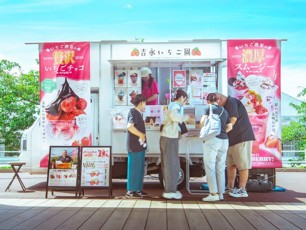 VISUAL PACKが手がけたいちご園のキッチンカーの装飾